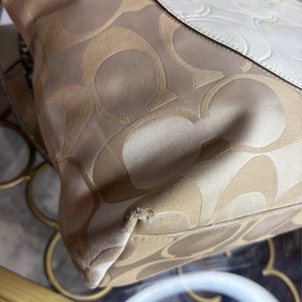 2011 Coach Laura Tan and Cream Signature Circle Tote Bag. EUC. - Picture 11 of 11
